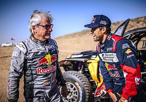 Carlos Sainz, junto al brasileño Lucas Moraes, antes del comienzo de la tercera etapa del Dakar.