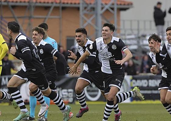 Los modestos jugadores de Unionistas celebran la clasificación a octavos de final de Copa.