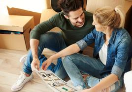 Una pareja mira los planos de su nueva casa