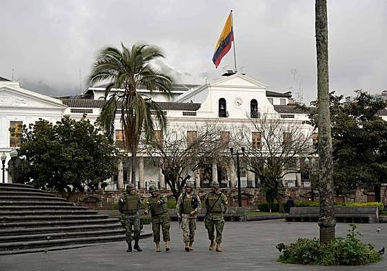 Soldados patrullan la plaza de la Independencia y los alrededores del Palacio Presidencial de Carondelet en el centro de Quito.