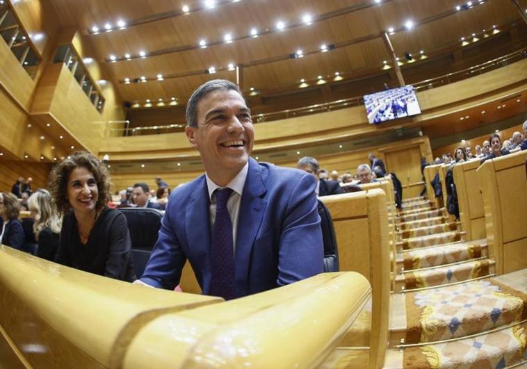 El presidente del Gobierno, Pedro Sánchez y la vicepresidenta primera y ministra de Hacienda, María Jesús Montero