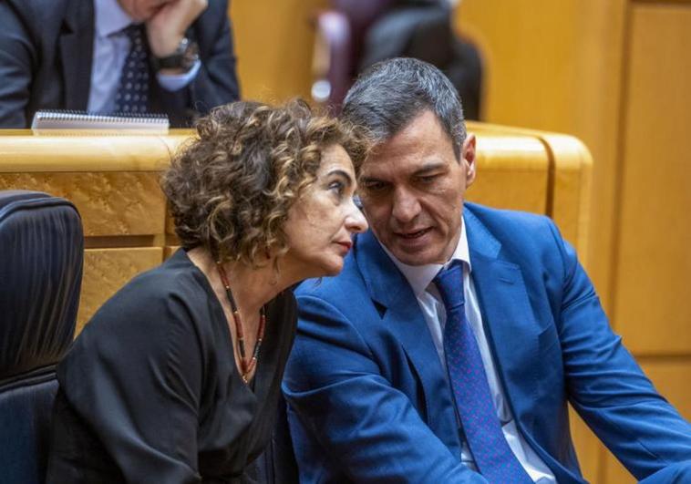 Pedro Sánchez y María Jesús Montero, en un momento del pleno celebrado este miércoles en el Senado.