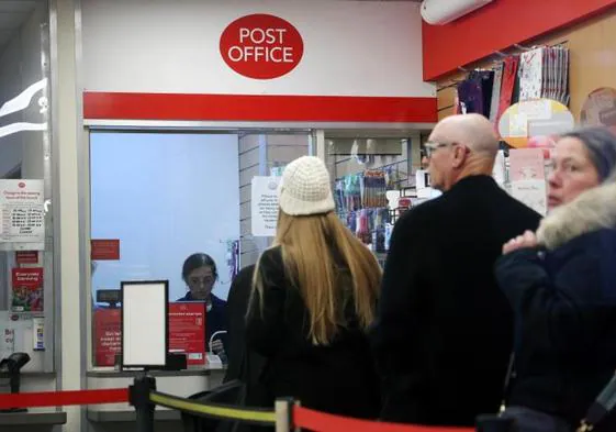 Clientes hacen cola en una oficina de correos en Londres.
