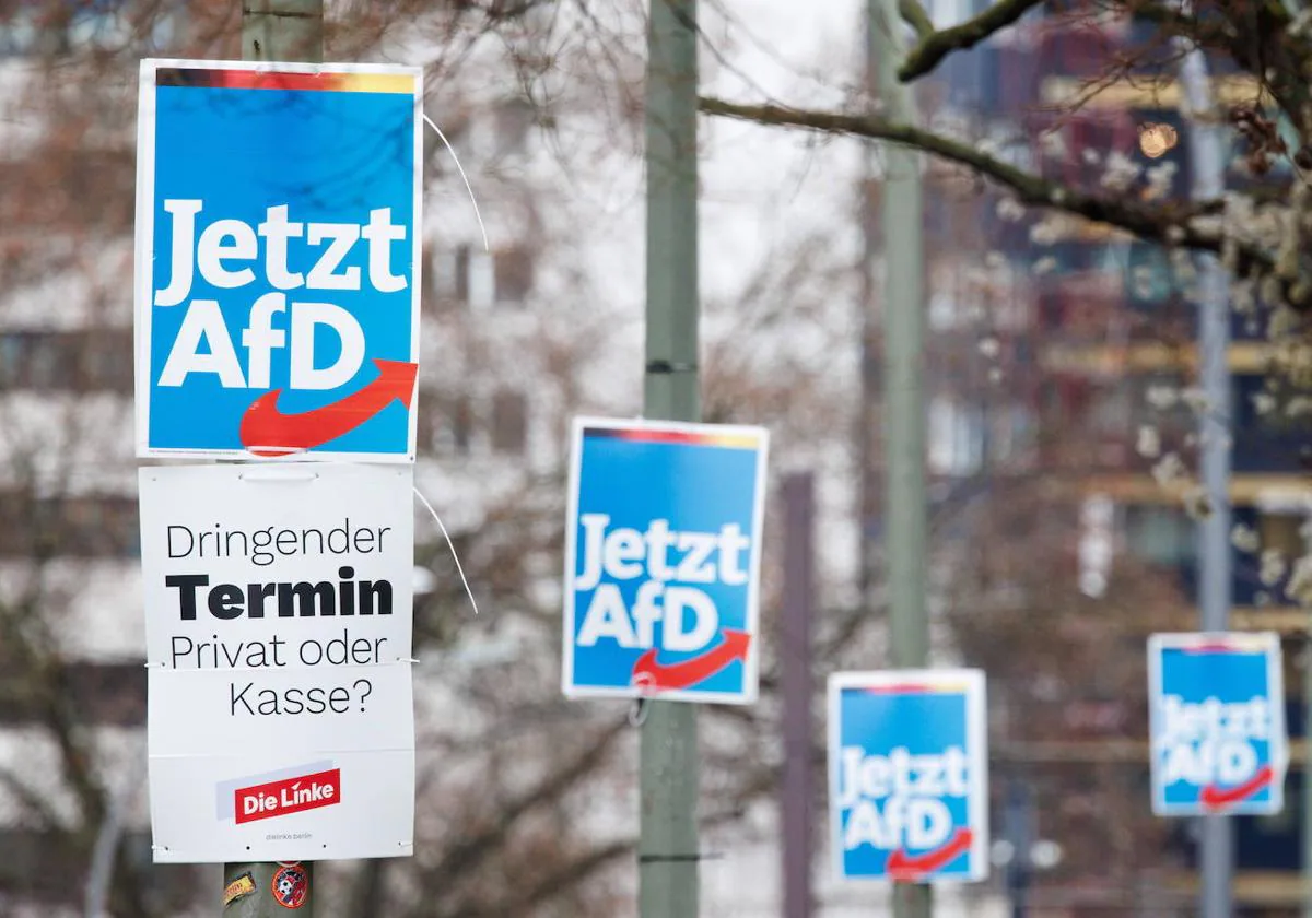 Carteles de la ultraderecha alemana en una calle de Berlín.