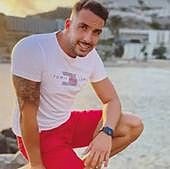 Un soltero de 'La isla de las tentaciones', acusado de violar a una menor y condenado por pegar a su novia