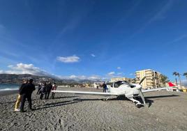 La avioneta que ha aterrizado en plena playa de Salobreña.