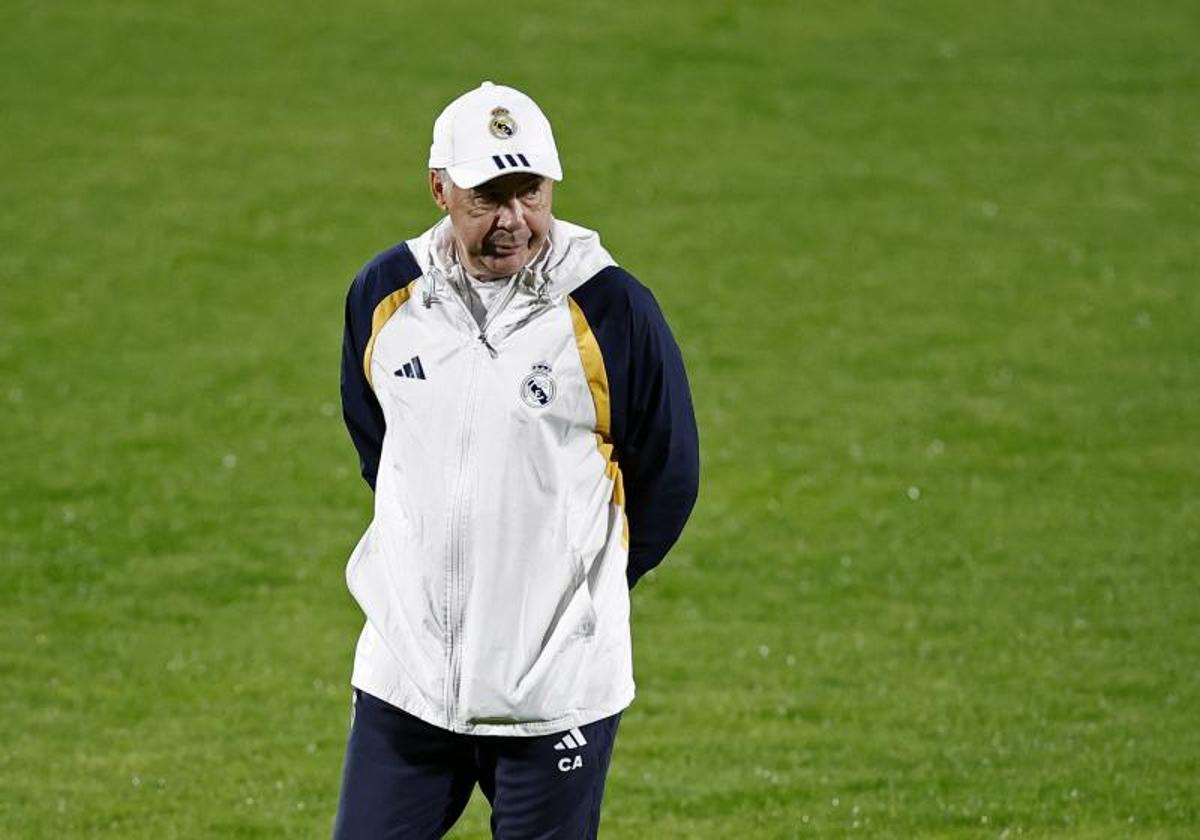 Carlo Ancelotti supervisa un entrenamiento del Real Madrid en Riad.