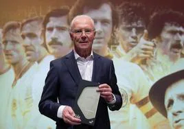 La leyenda del fútbol alemán Franz Beckenbauer posa después de ser incluido en el Salón de la Fama.