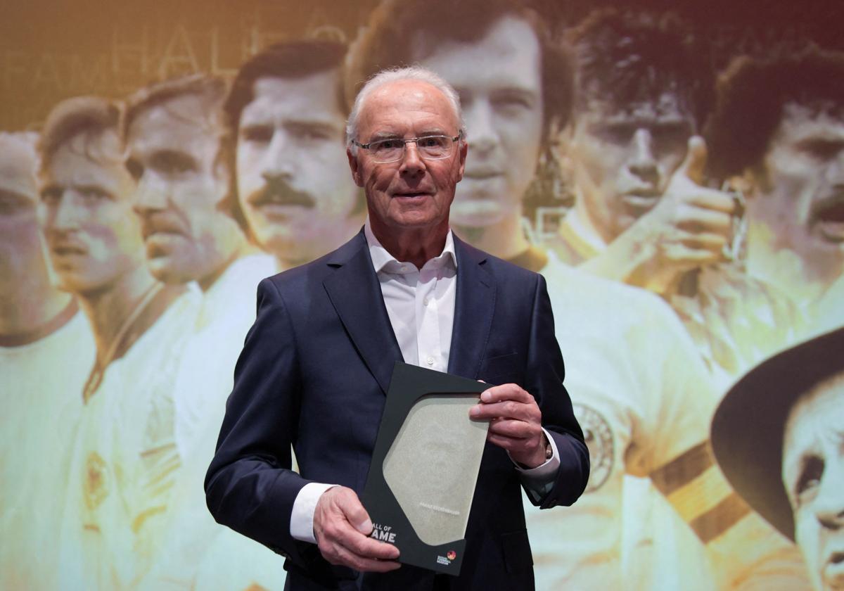 La leyenda del fútbol alemán Franz Beckenbauer posa después de ser incluido en el Salón de la Fama.