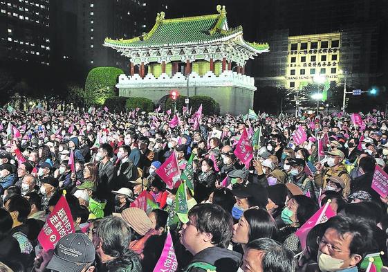 Centenares de taiwaneses asisten a un mitin del Partido Progresista Democrático (PPD).