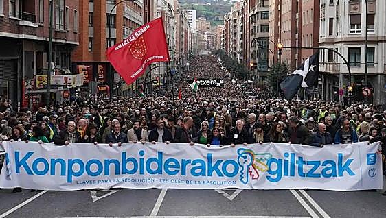 Miles de personas muestran su apoyo a los presos de ETA tras el fin de la dispersión