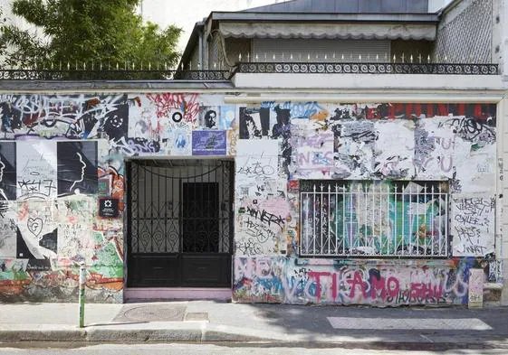 La fachada de la casa mantiene las pintadas, carteles y grafitis de los fans del cantante.