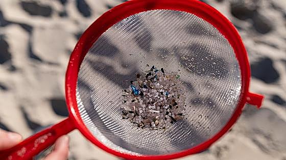 Los pélets, una bolita más en las montañas de plástico de las costas españolas