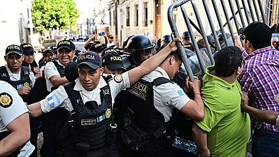El Congreso saliente intenta boicotear la toma de posesión del nuevo presidente de Guatemala