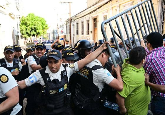 Agentes intentan contener a los manifestantes en el entorno del Congreso guatemalteco.