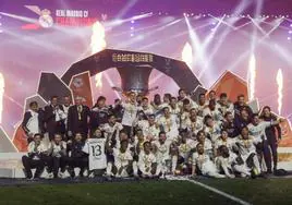 Los jugadores y el cuerpo técnico del Real Madrid celebran la conquista de la Supercopa de España.