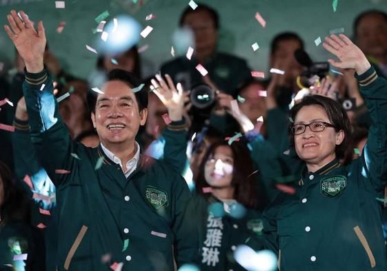 El presidente electo, William Lai Ching-te, y su vicepresidenta celebran la victoria electoral.