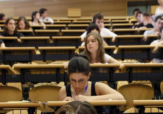 Un grupo de alumnas realiza en Madrid uno de los exámenes de selectividad.