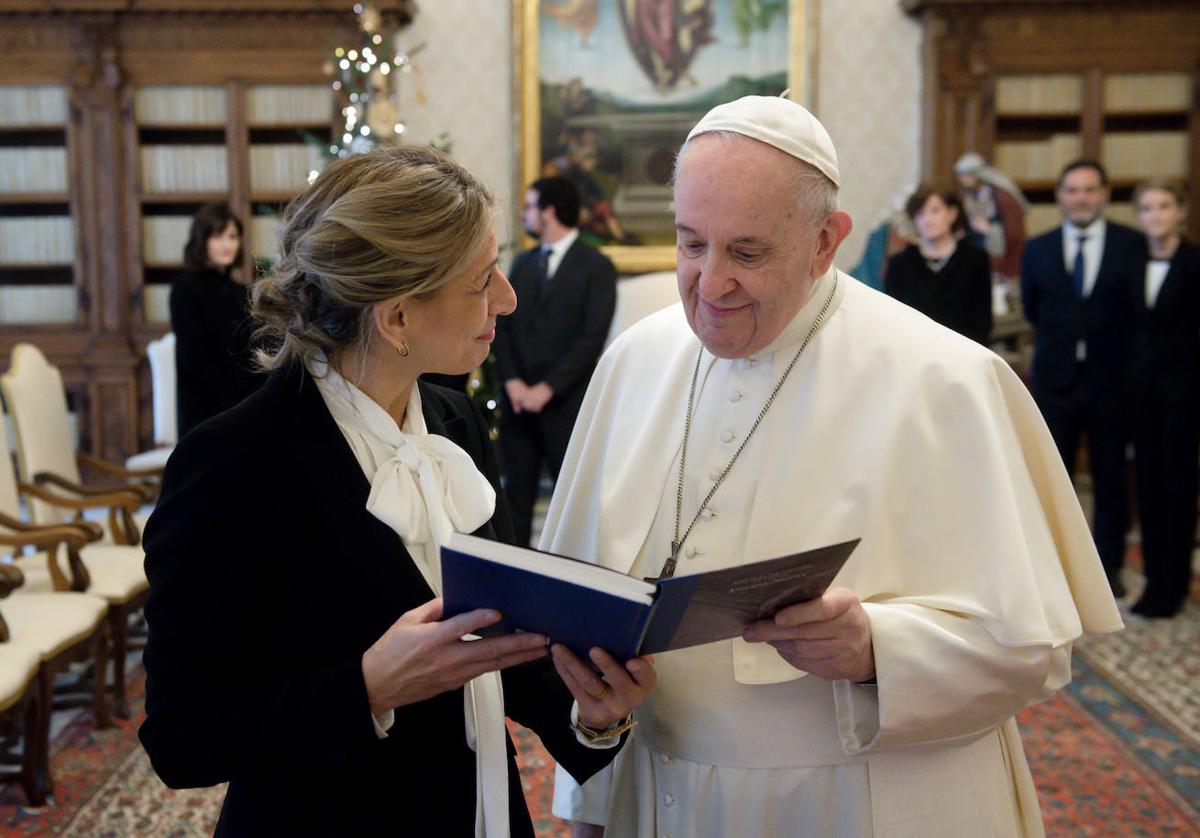 Yolanda Díaz visita al Papa en 2021.