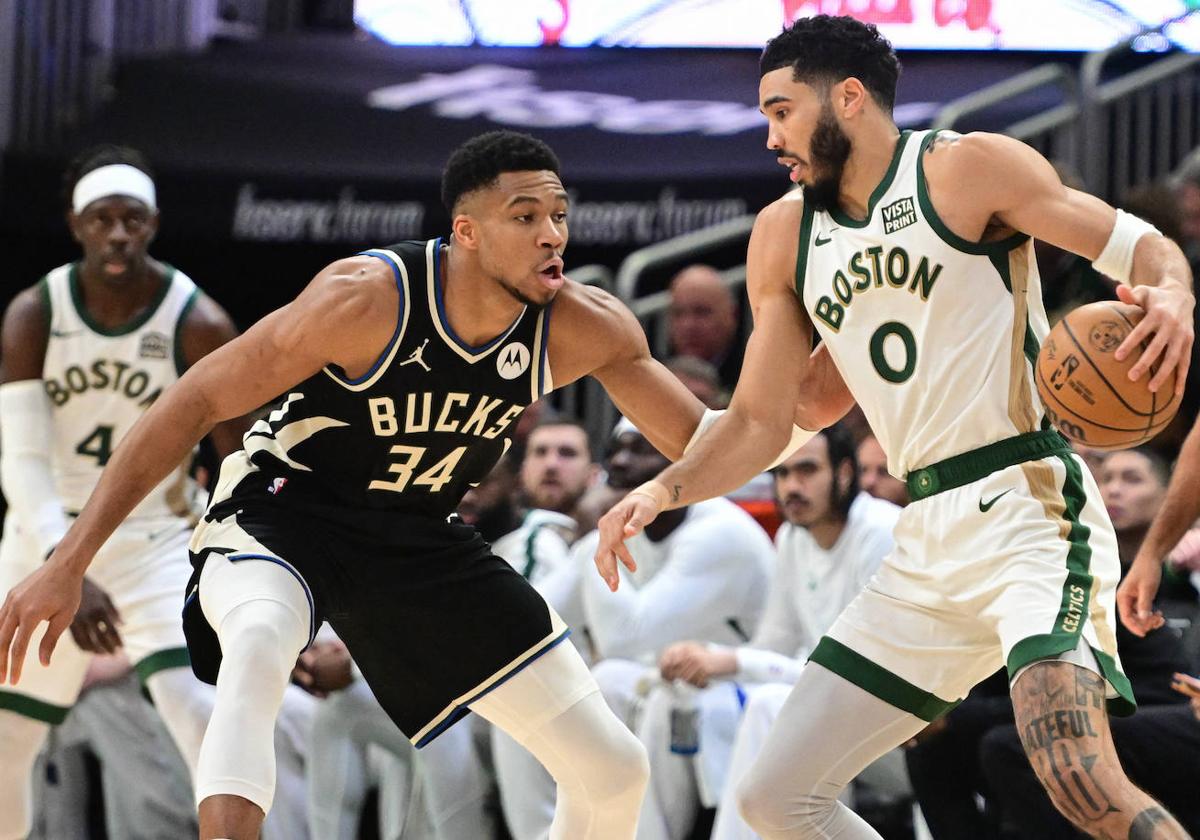 Giannis Antetokounmpo y Jayson Tatum, en un momento del partido.