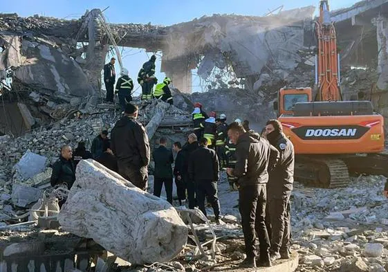 Los bomberos inspeccionan los escombros de un edificio alcanzado por un misil iraní en Erbil, en el Kurdistán iraquí.