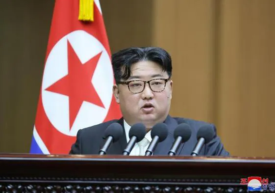 El líder norcoreano, Kim Jong-un, habla en una sesión del Parlamento.