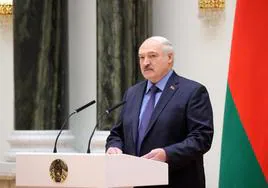 Alexander Lukashenko habla en una ceremonia en el Palacio de la Independencia en Minsk.