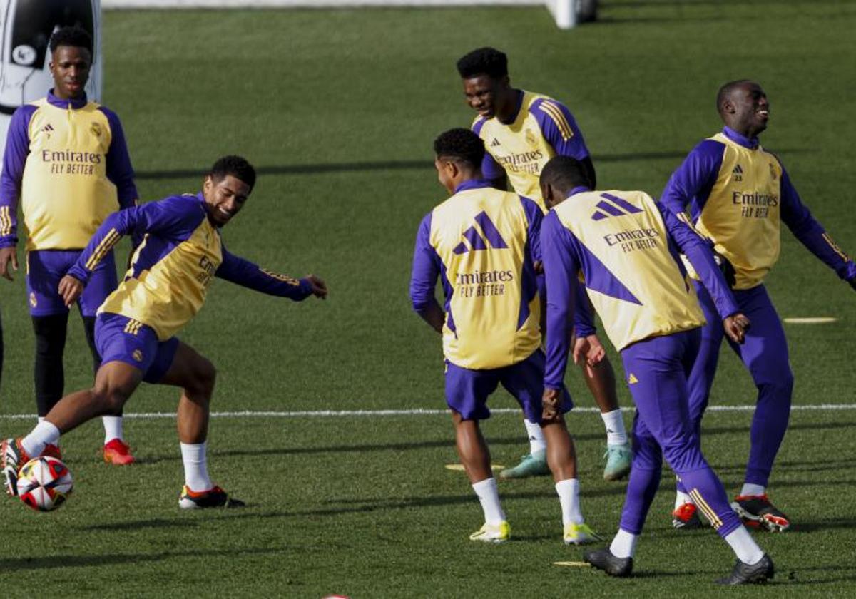 Los jugadores del Real Madrid bromean durante el entrenamiento de este miércoles.