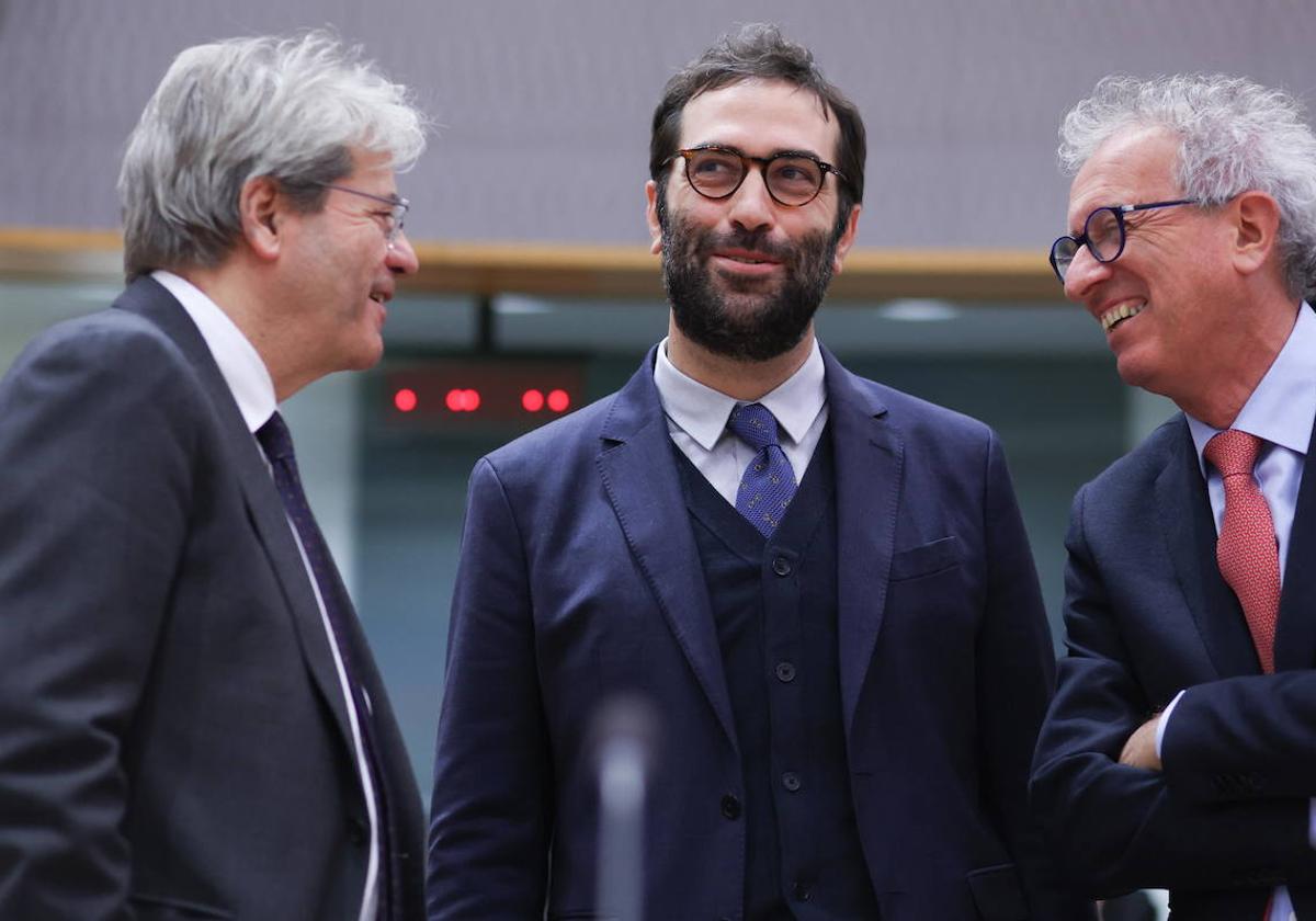 El comisario de Economía, Paolo Gentiloni, charla con el ministro español Carlos Cuerpo.