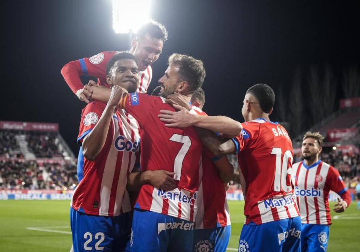 Los jugadores del Girona celebran el segundo de los goles de Stuani.