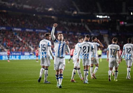 Mikel Oyarzabal celebra el gol que le marcó de penalti a Osasuna en El Sadar.