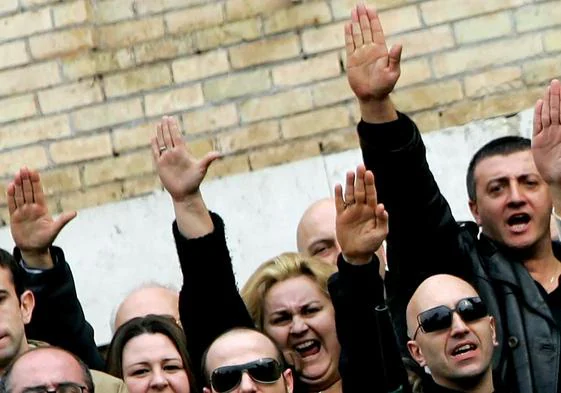Un grupo de personas hace el saludo fascista al paso del feretro de Romano Mussolini, hijo del líder fascista Benito Mussolini.