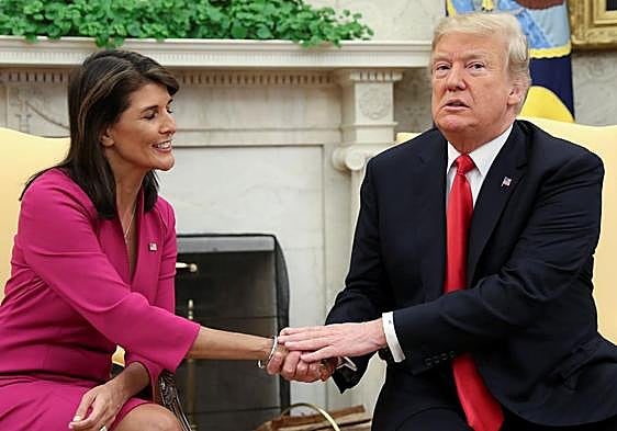 Trump felicita a Haley cuando la nombró embajadora norteamericana ante Naciones Unidas.
