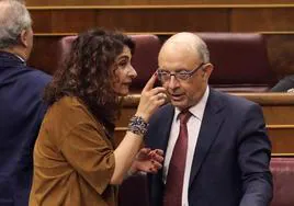 La vicepresidenta y ministra de Hacienda, María Jesús Montero, con su antecesor en el cargo, Cristóbal Montoro, en el Congreso en 2018