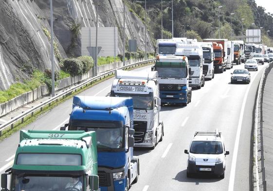 La UE acuerda reducir las emisiones de camiones y autobuses un 90% para 2040