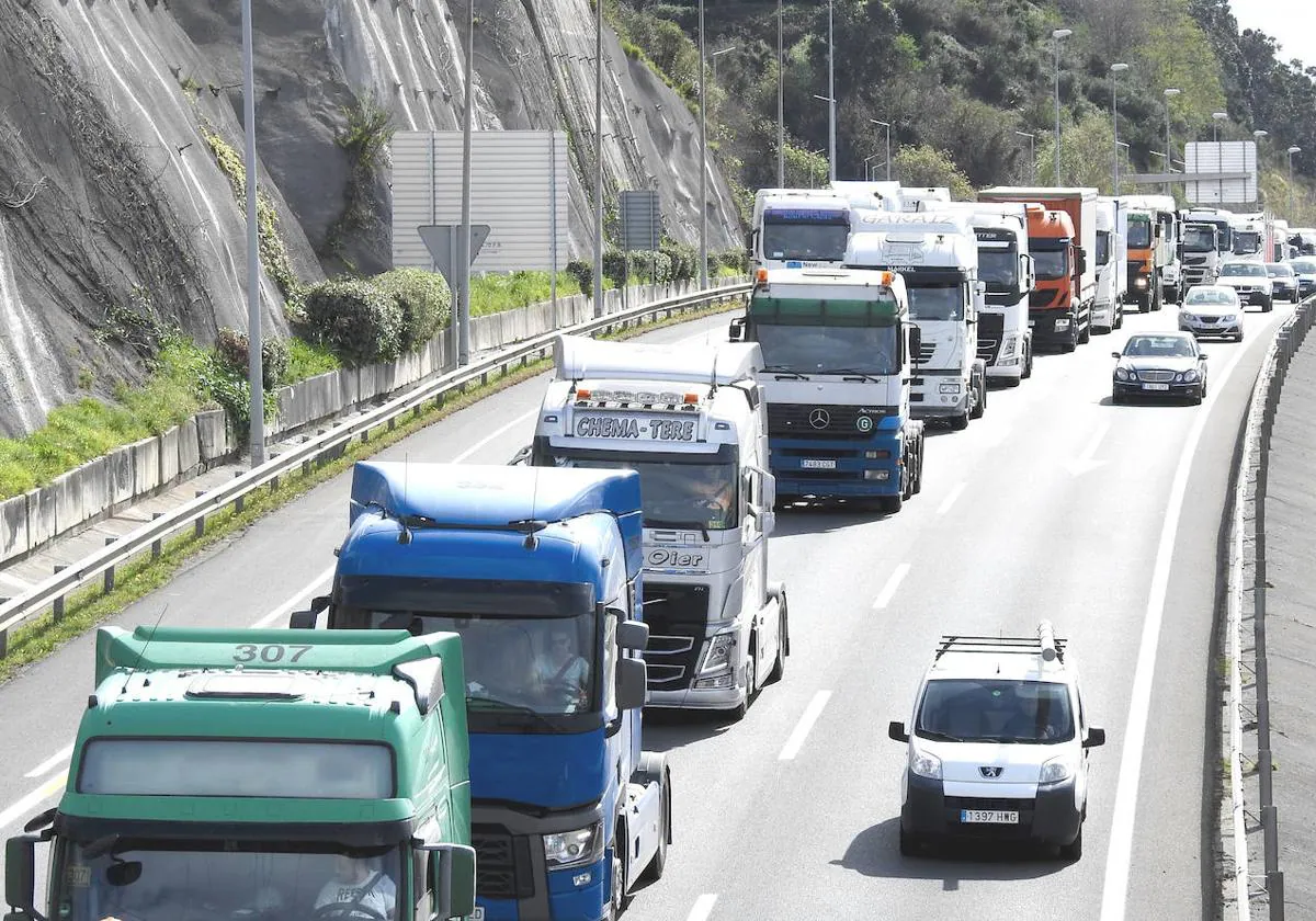 La UE Acuerda Reducir Las Emisiones De Camiones Y Autobuses Un 90% Para ...