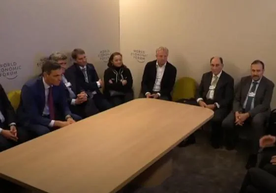 Sanchez en la reunión ayer con empresarios del Ibex en Davos.