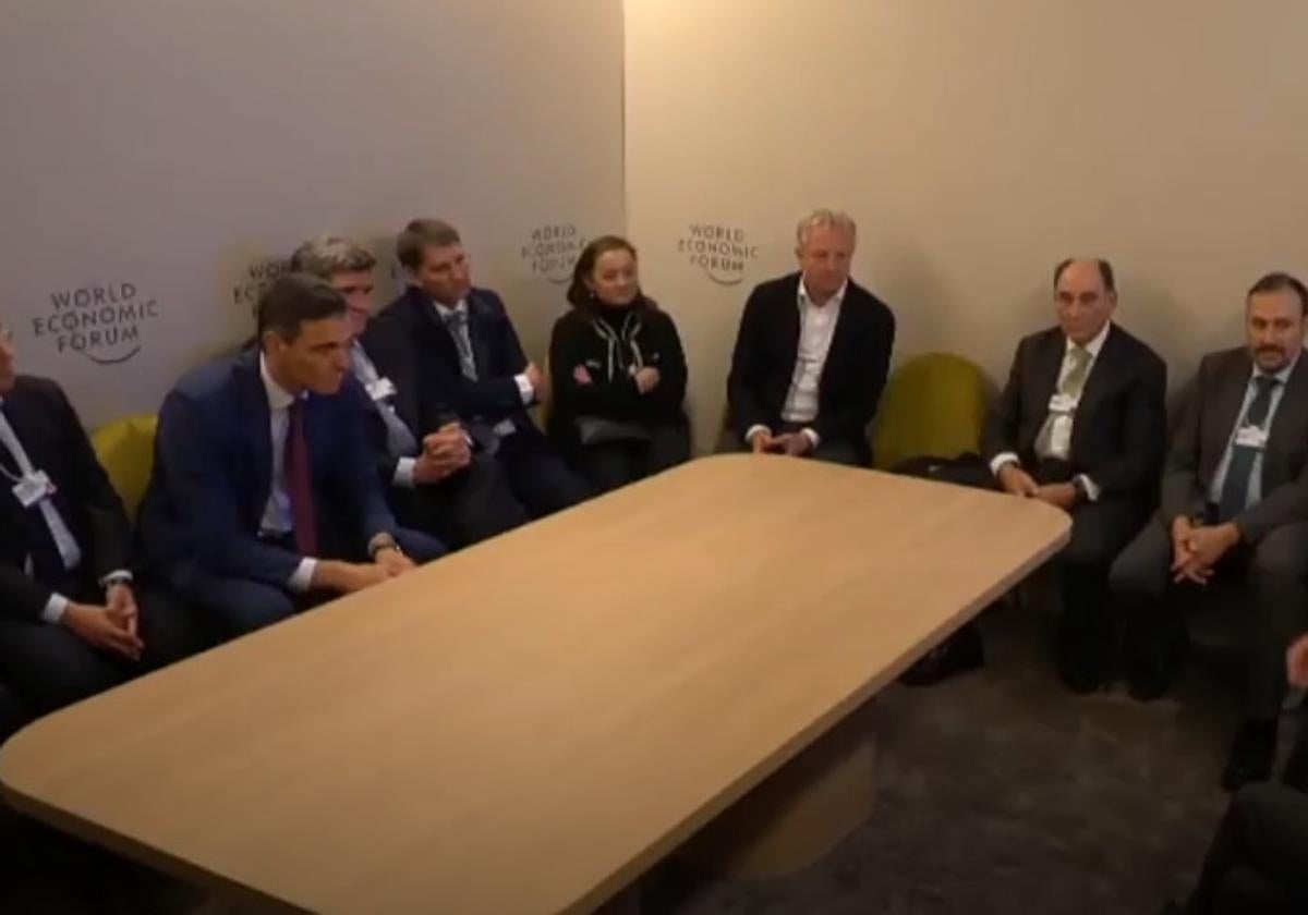 Sanchez en la reunión ayer con empresarios del Ibex en Davos.