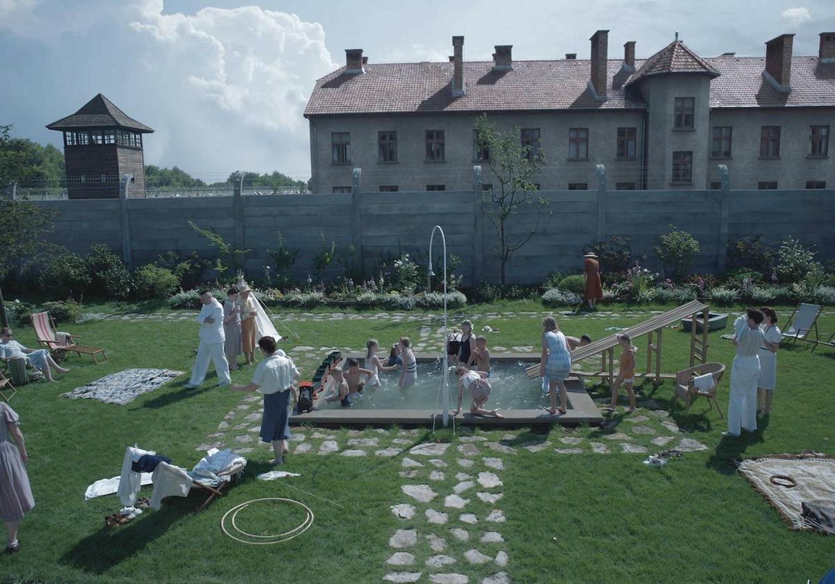 La familia del comandante Höss, a cargo de Auschwitz, disfruta del verano en su jardín, ajena al horror que tiene lugar tras la empalizada.