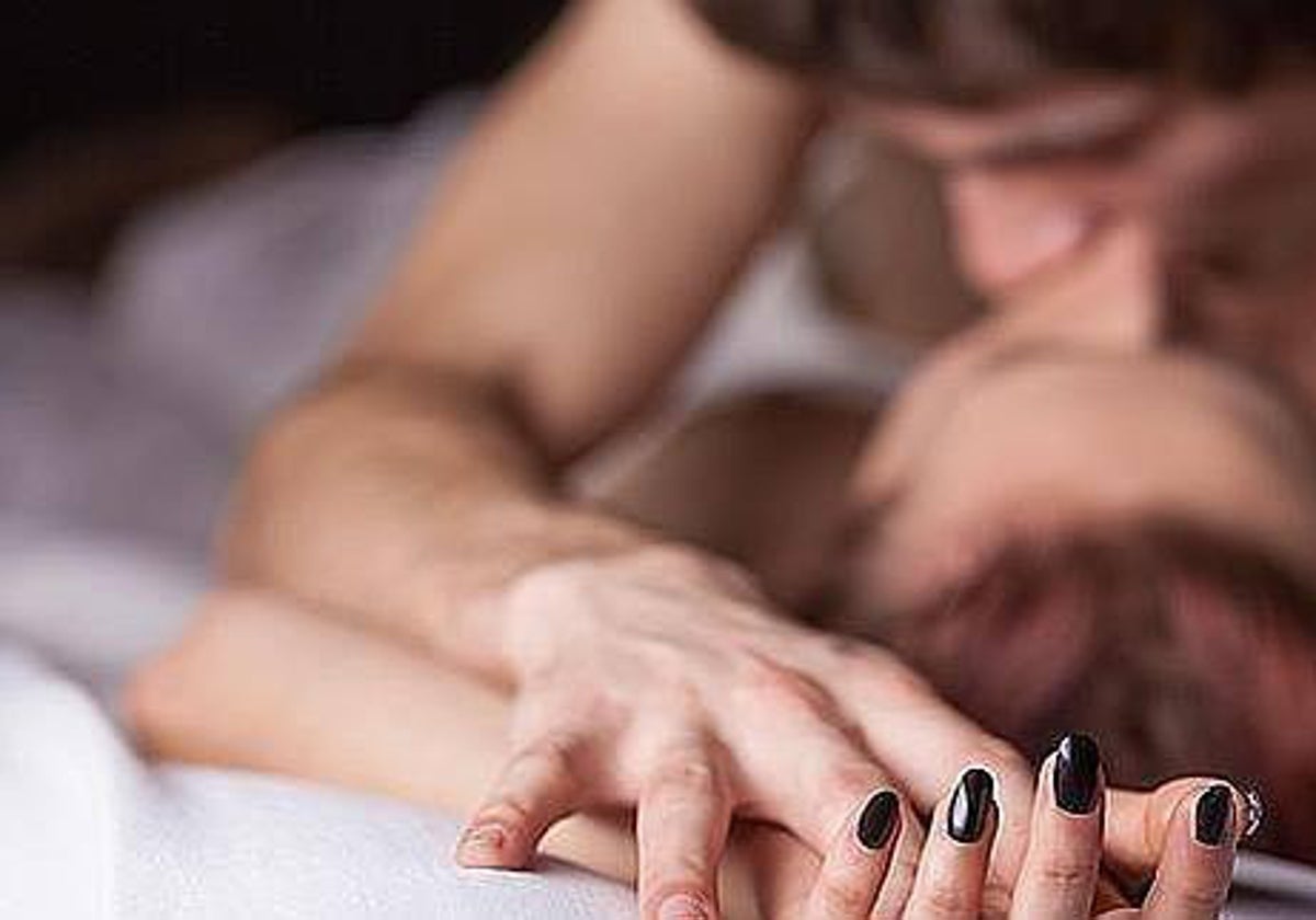 Una pareja mantiene una relación sexual.