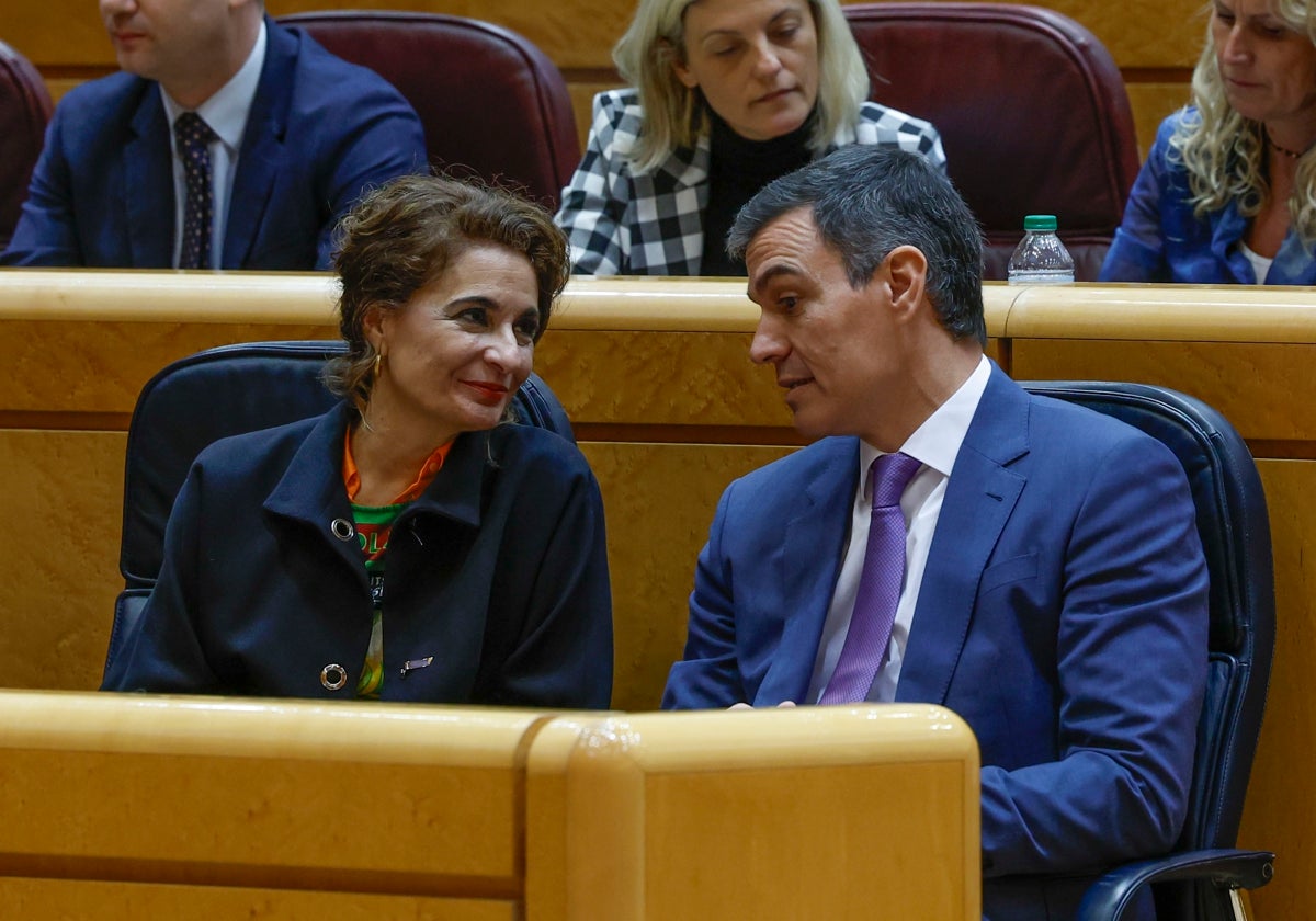 Pedro Sánchez y María Jesús Montero, mujer fuerte del Gobierno y el PSOE, este jueves en el pleno del Congreso celebrado en las instalaciones del Senado