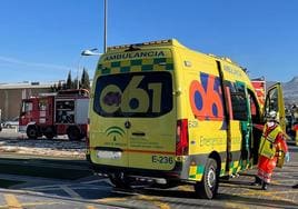 Cuatro menores heridos tras volcar un autobús escolar en Sevilla