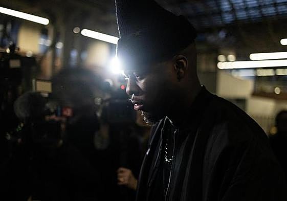 La víctima, Theo Luhaka, a su llegada este viernes al juzgado para escuchar el veredicto.