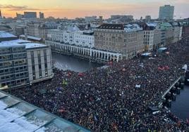 La multitud reunida este viernes en Hamburgo para protestar contra la ultraderecha.