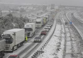 El temporal de nieve ha dejado esta tarde varadas a largas filas de camiones y coches en la A-66, entre Guijuelo y Béjar, en Salamanca.