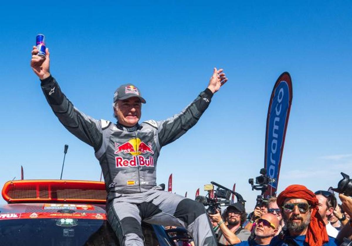 Carlos Sainz celebra su cuarto título en el Dakar.