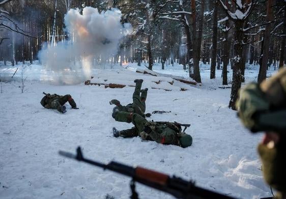 Militares ucranianos vestidos con uniformes rusos asisten a simulacros de sabotaje en la frontera con Bielorrusia