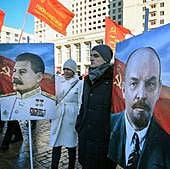 Simpatizantes comunistas muestran en la Plaza Roja imágenes de Lenin y Stalin.