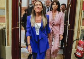 Miriam Nogueras entra a una sesión en el Congreso.