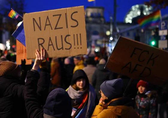 Un participante sostiene un cartel contra la extrema derecha durante la protesta realizada este domingo en Berlín.